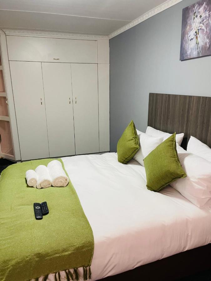 Host Hub Guest House Kempton Park Bagian luar foto