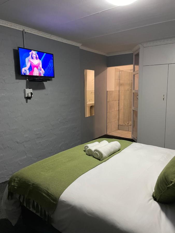 Host Hub Guest House Kempton Park Bagian luar foto