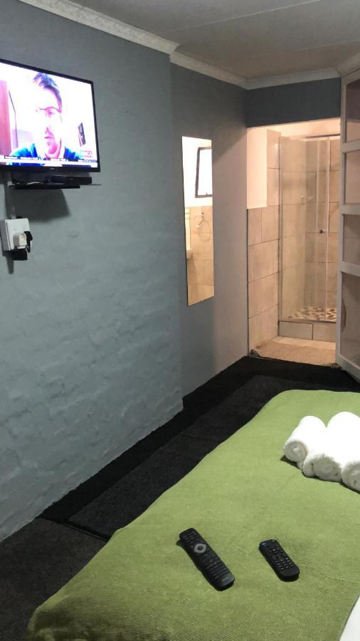 Host Hub Guest House Kempton Park Bagian luar foto