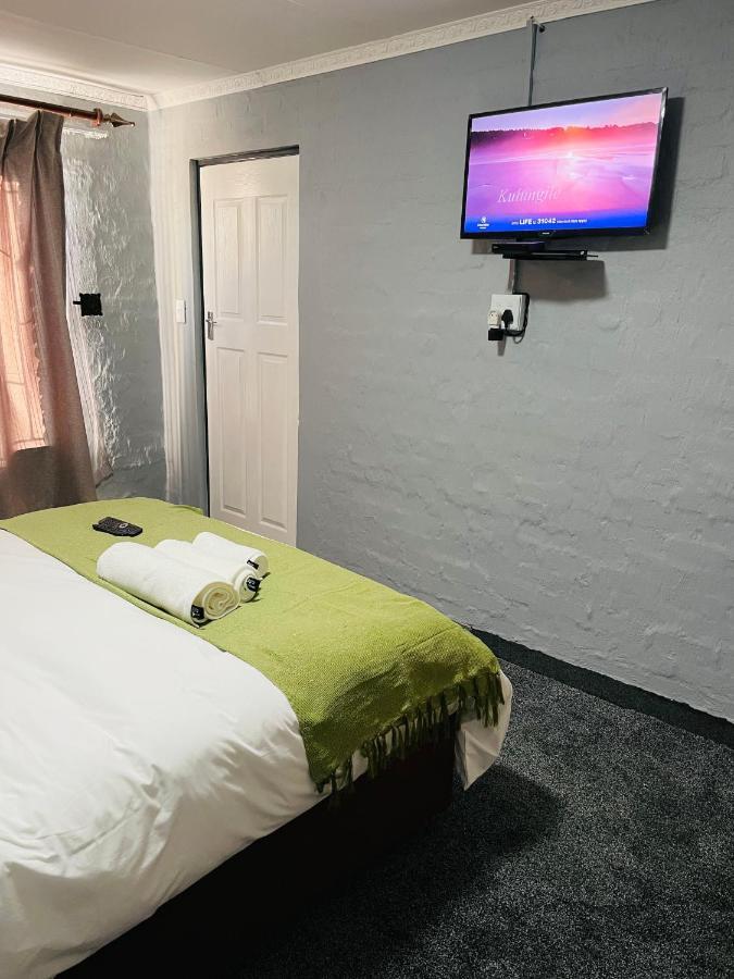 Host Hub Guest House Kempton Park Bagian luar foto
