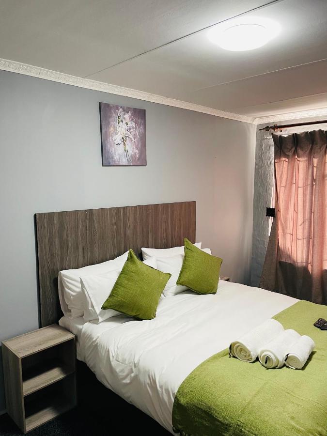 Host Hub Guest House Kempton Park Bagian luar foto