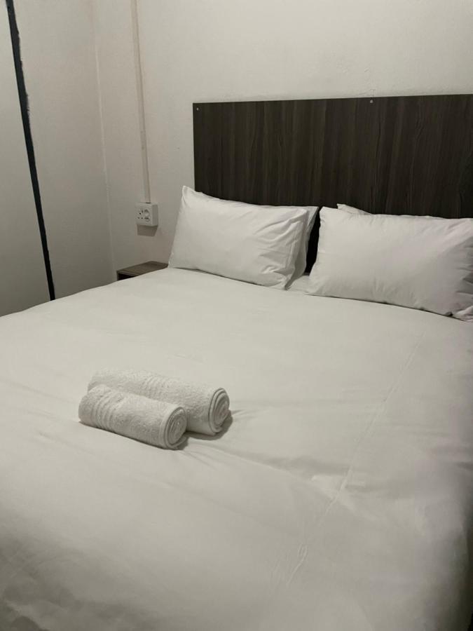 Host Hub Guest House Kempton Park Bagian luar foto