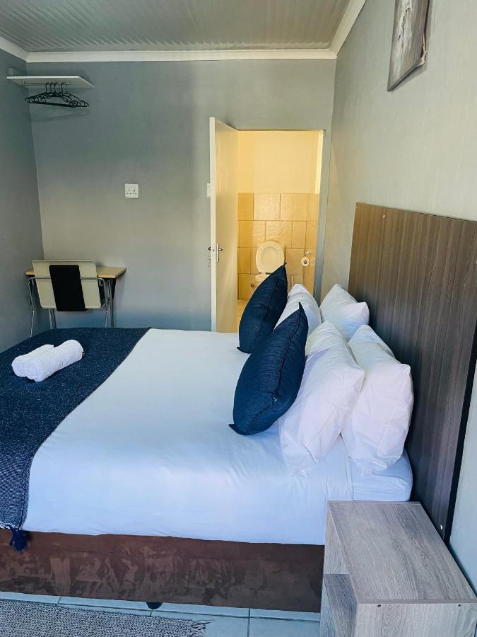 Host Hub Guest House Kempton Park Bagian luar foto