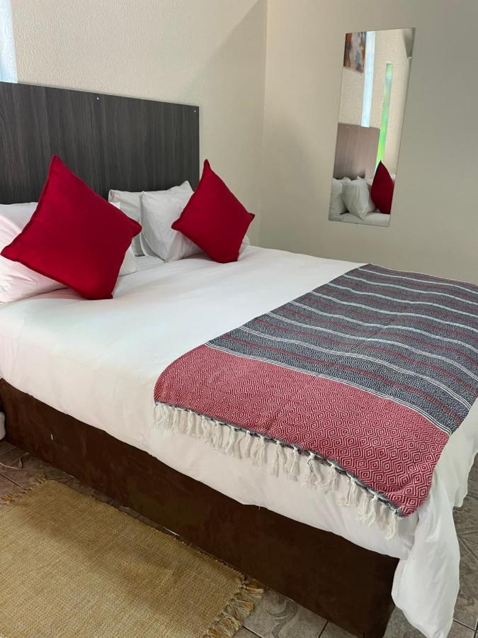 Host Hub Guest House Kempton Park Bagian luar foto