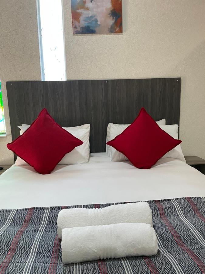 Host Hub Guest House Kempton Park Bagian luar foto