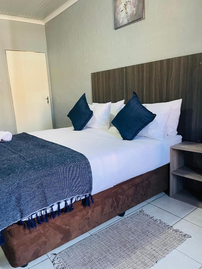 Host Hub Guest House Kempton Park Bagian luar foto