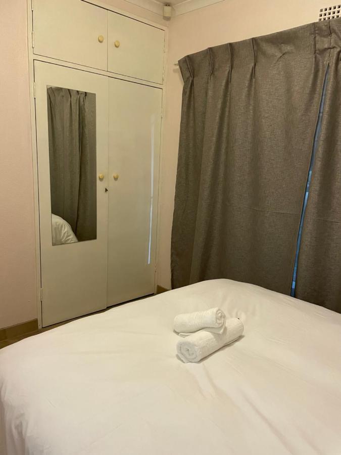 Host Hub Guest House Kempton Park Bagian luar foto