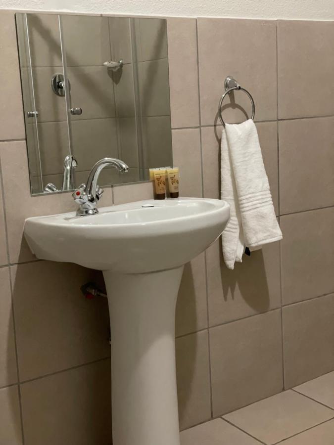 Host Hub Guest House Kempton Park Bagian luar foto