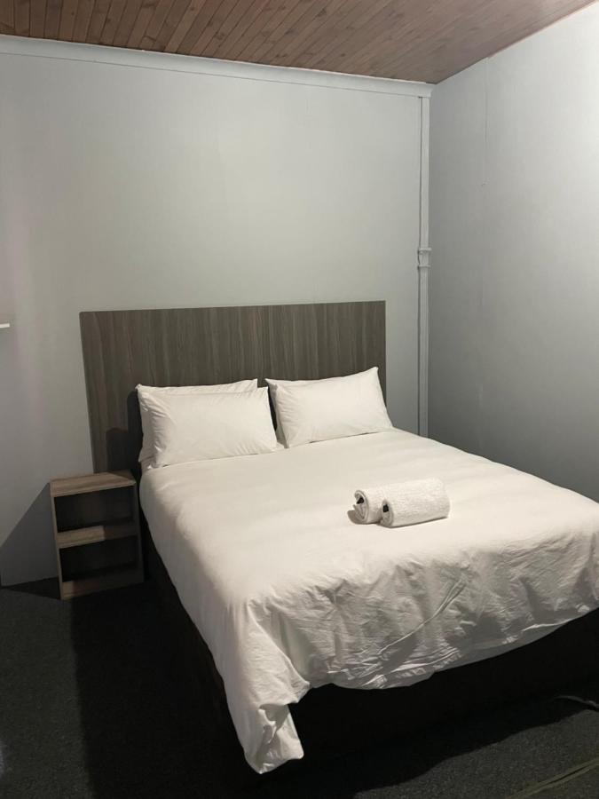 Host Hub Guest House Kempton Park Bagian luar foto