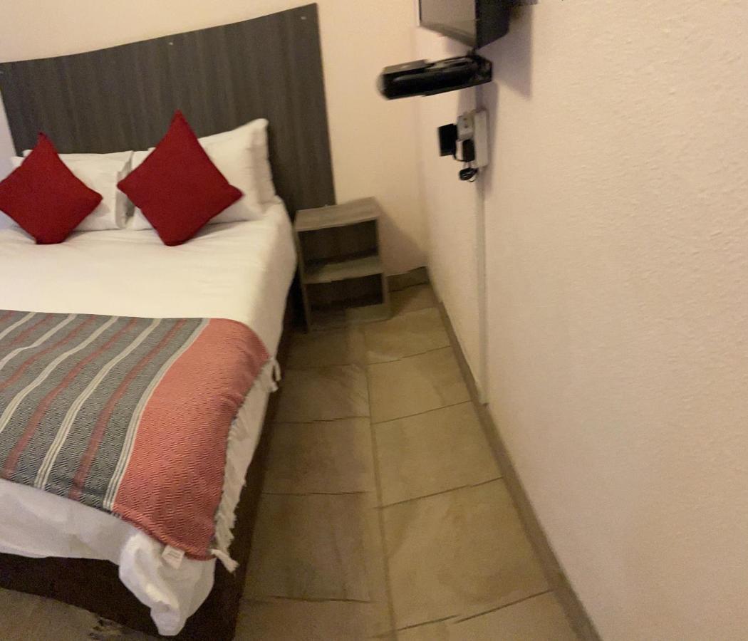 Host Hub Guest House Kempton Park Bagian luar foto