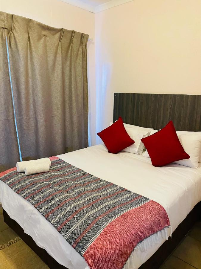Host Hub Guest House Kempton Park Bagian luar foto