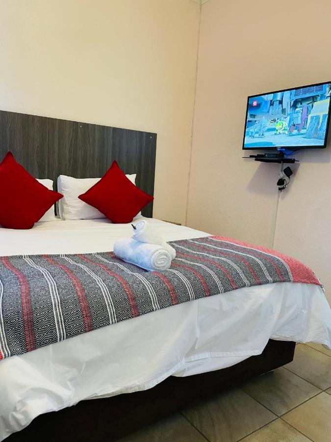 Host Hub Guest House Kempton Park Bagian luar foto