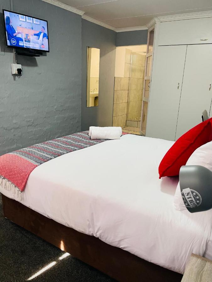 Host Hub Guest House Kempton Park Bagian luar foto