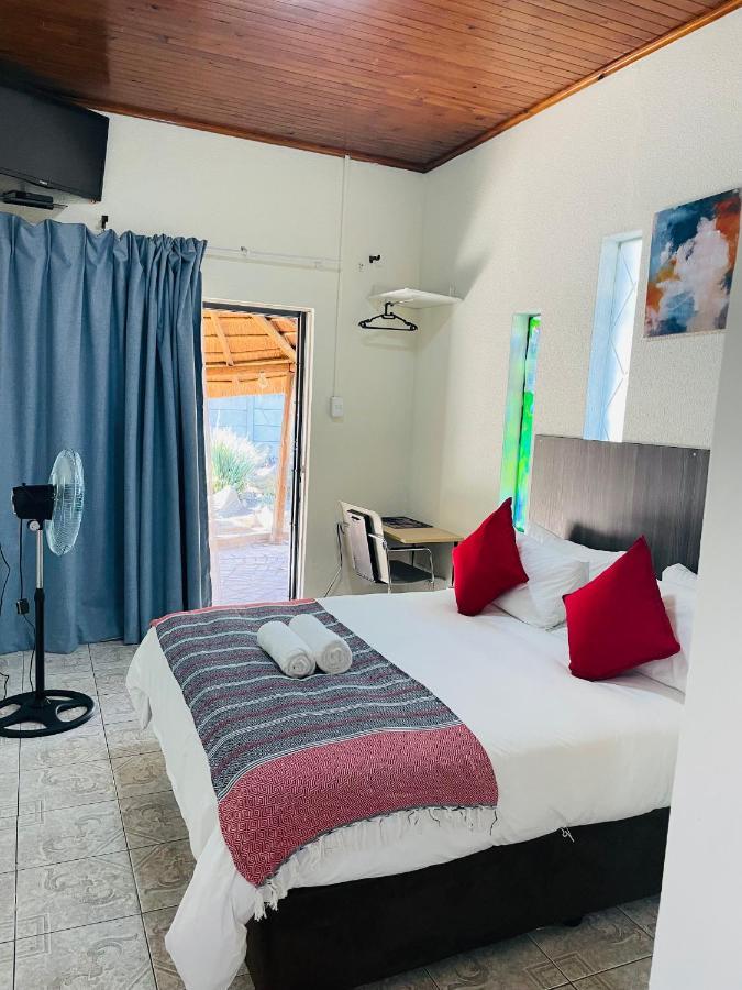 Host Hub Guest House Kempton Park Bagian luar foto