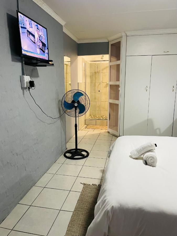 Host Hub Guest House Kempton Park Bagian luar foto
