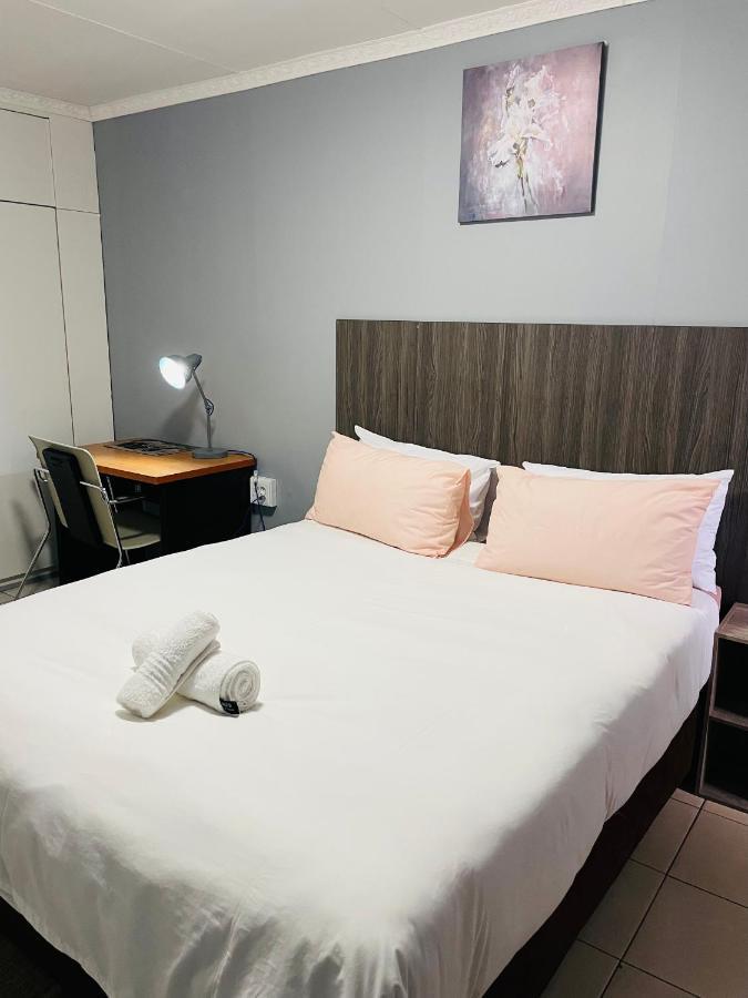 Host Hub Guest House Kempton Park Bagian luar foto