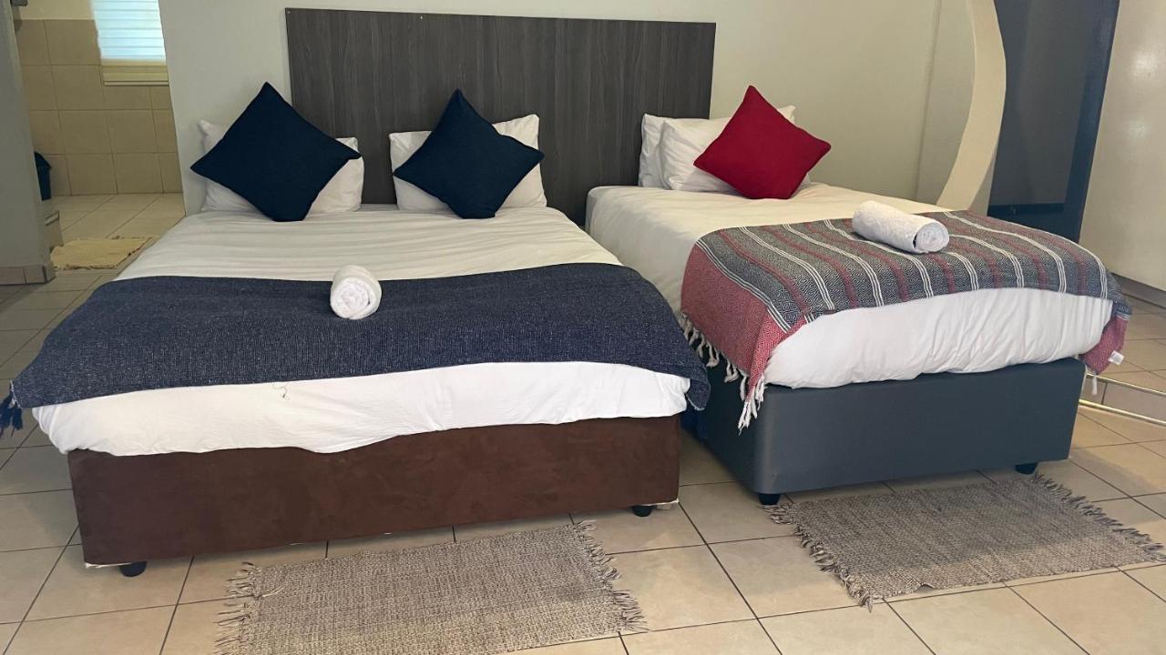 Host Hub Guest House Kempton Park Bagian luar foto
