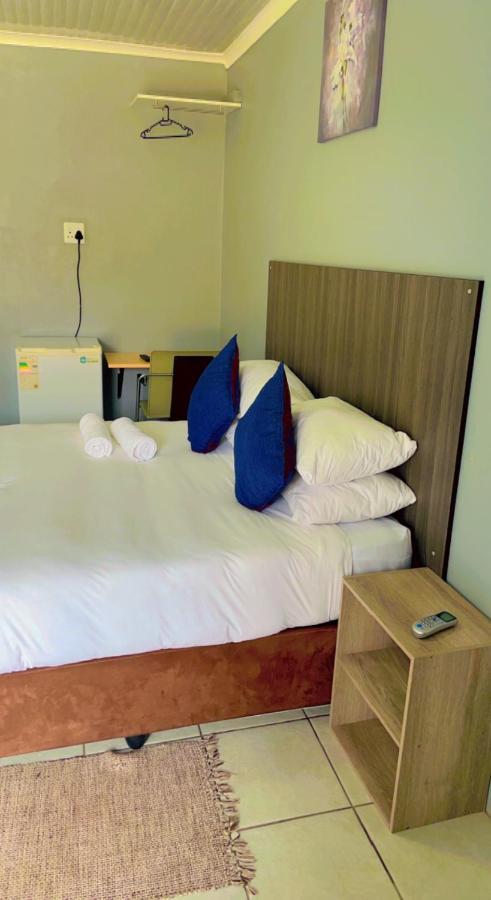 Host Hub Guest House Kempton Park Bagian luar foto