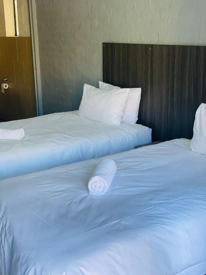 Host Hub Guest House Kempton Park Bagian luar foto